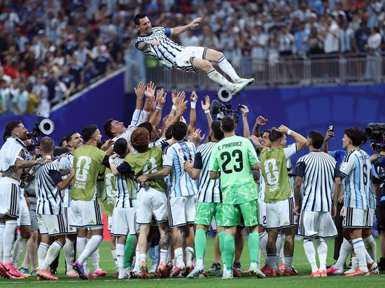Messi inspires Argentina great escape over Egypt, Swiss advance