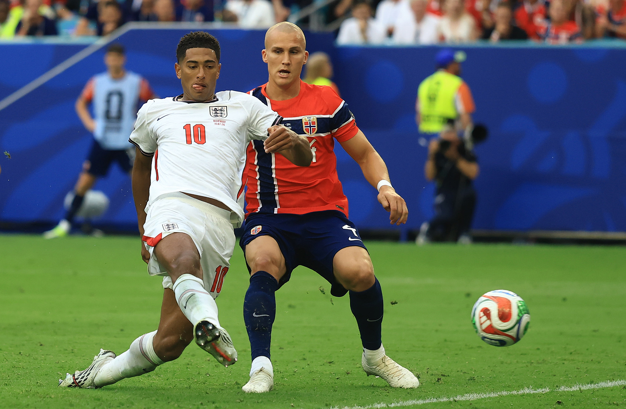 England midfielder Jude Bellingham (#10) shoots to score a goal in the quarterfinal match against Norway at the 2026 FIFA World Cup in Miami Gardens, Florida, July 11, 2026. /VCG
