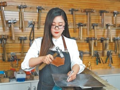 Artisan in N China's Hebei breathes new life into traditional iron plate relief carving