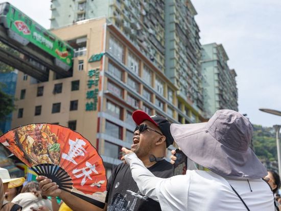 China further streamlines departure tax refund services