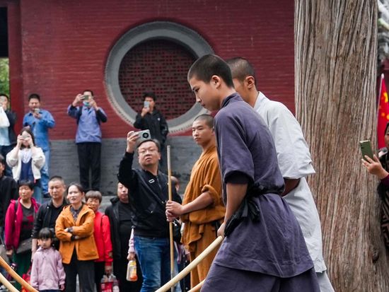 Mind over matter! This Shaolin monk can bend spears with his throat
