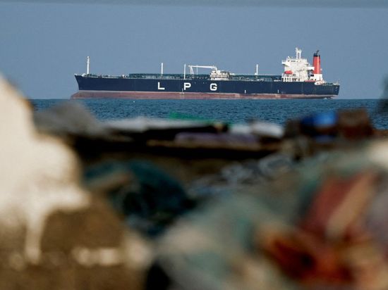 Iran's IRGC says 2 oil tankers return from Strait of Hormuz after 1 catches fire