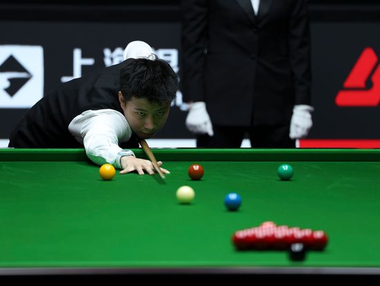 Zhao Xintong storms into Shanghai Masters semifinals with dominant win over Robertson