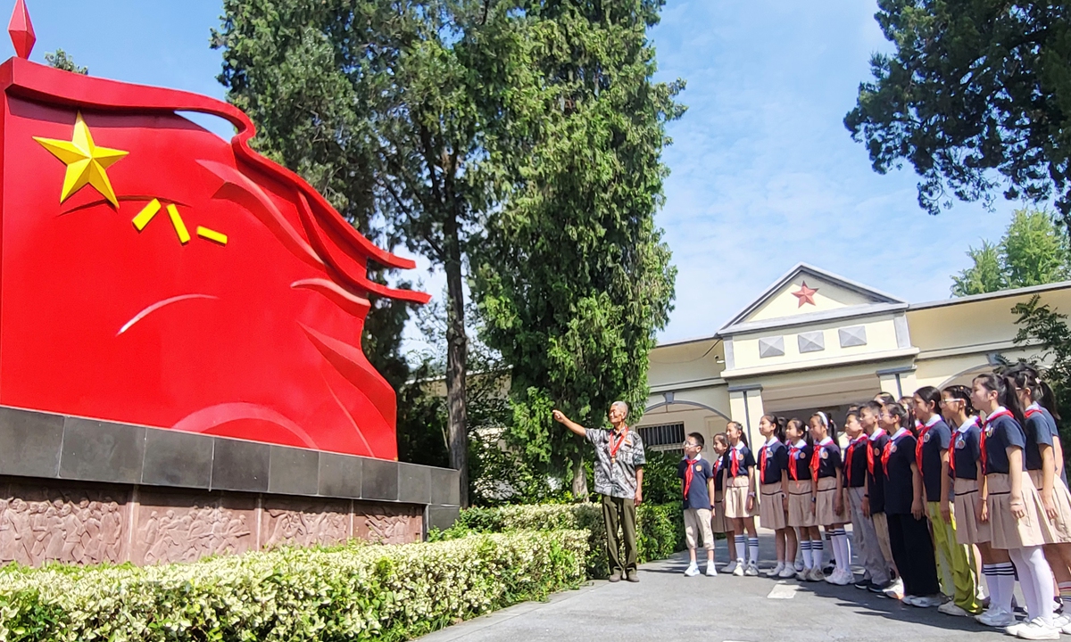 Young pioneers from a primary school listen to a veteran recount stories of the Chinese People's Liberation Army flag at a military veteran sanatorium in Guanyun county, Lianyungang, East China's Jiangsu Province on July 31, 2026. Photo: VCG
