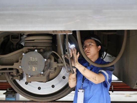 Female mechanic ensures train safety in north China's Tianjin