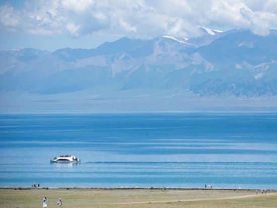 7 detained and fined, officials disciplined after assault of bus driver at Sayram Lake scenic area in Xinjiang