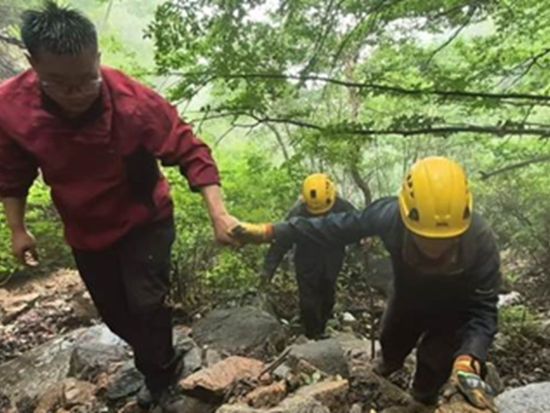 Two elderly rescued after trapped in mountain for 30 hours, running from rescuers for fear of 'ghost calling out names'