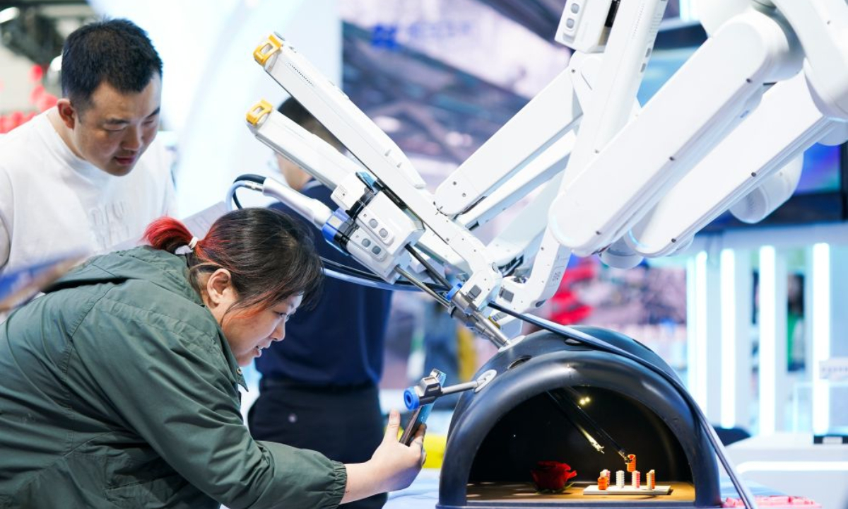 Visitors watch the demonstration of a medical robot developed by Harbin Sagebot Intelligent Medical Equipment Co., Ltd. during the 10th China-Russia Expo in Harbin, northeast China's Heilongjiang Province, May 18, 2026. (Xinhua/Na Yuqi)