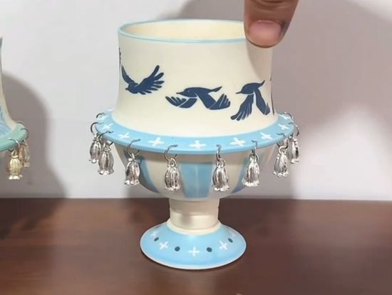 Jingdezhen craftsmanship: porcelain birds brought to life in motion