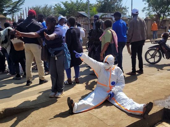 Congo Ebola health workers protest unpaid wages, disrupting response as deaths top 1,800