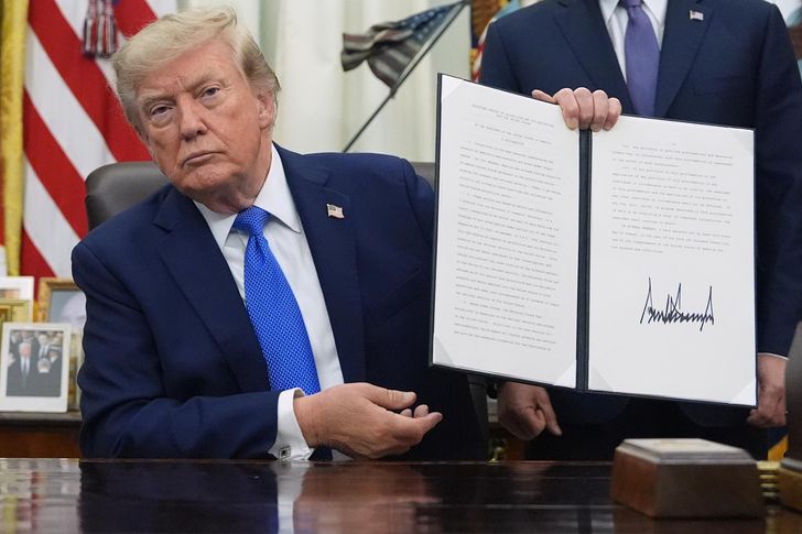 U.S. President Donald Trump holds a signed proclamation regarding polysilicon imports in the Oval Office of the White House in Washington, Aug. 6. AP-Yonhap
