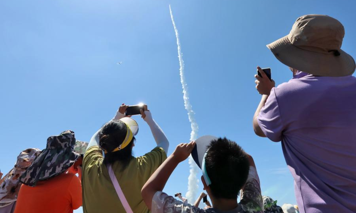 People watch a Smart Dragon-3 carrier rocket, carrying Oriental Smart Eye hyperspectral satellites 01 and 02, blasting off from the sea near the city of Haiyang, east China's Shandong Province, Aug. 5, 2026. (Photo by Tang Ke/Xinhua)