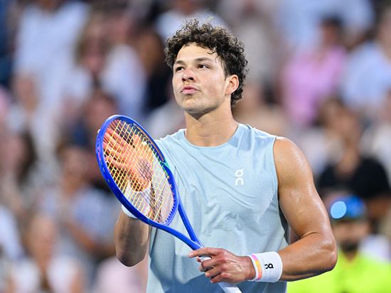 Shelton sweeps Fonseca to reach another Montreal quarter-final