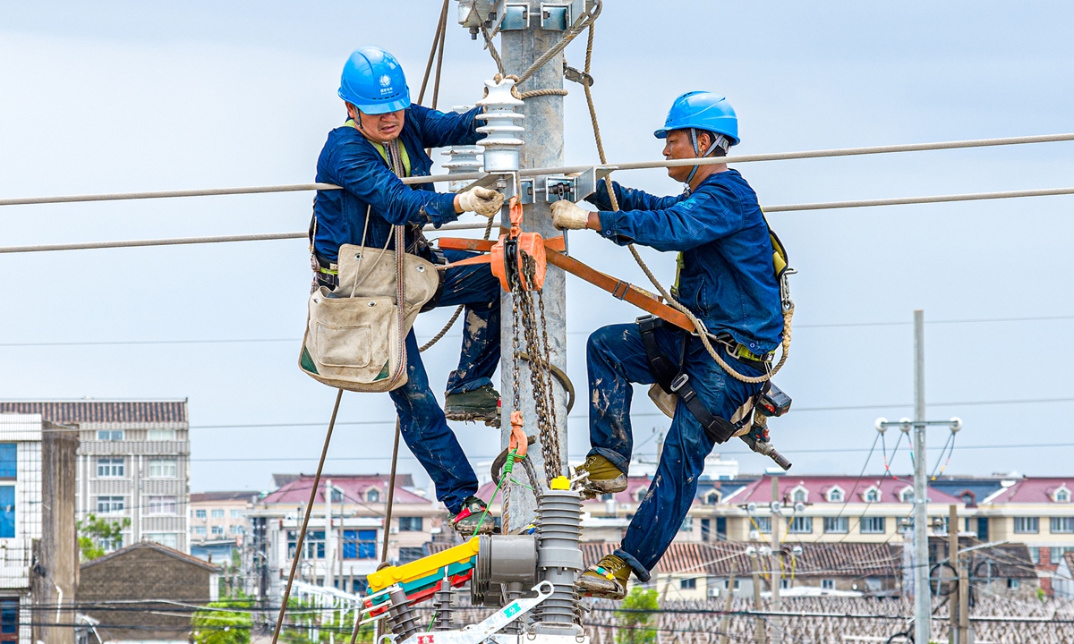 Emergency repair workers from the State Grid city power supply company replace porcelain insulators in Wenling, East China's Zhejiang Province on August 10, 2026, to ensure the supply of power after Typhoon Dolphin made landfall. Photo: VCG