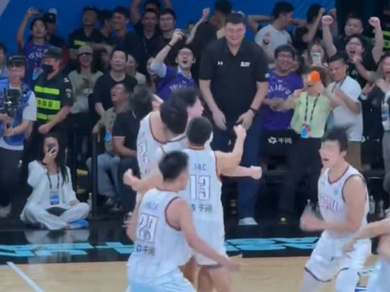 Yao Ming watches as buzzer-beater sends Shanghai Jiao Tong University to final