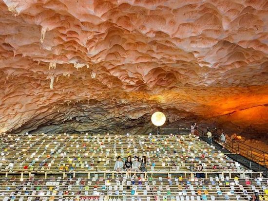 Cool down in Guizhou's cave cafes
