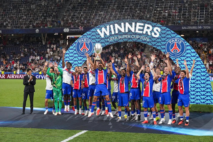 Marquinhos (C) lifts the trophy with his teammates after PSG defeated Aston Villa to win the UEFA Super Cup at Red Bull Arena in Salzburg, Austria, August 12, 2026. /VCG