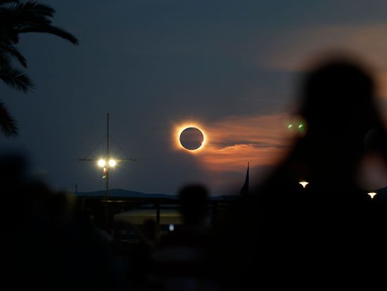 Total solar eclipse draws crowds in Spain, Portugal