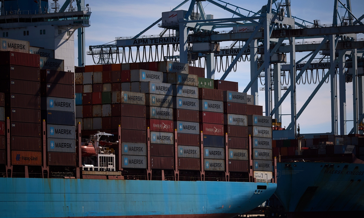 Shipping containers are loaded and unloaded onto ships at the Port of Los Angeles, California, on July 9, 2025. US President Donald Trump has sent letters to multiple countries dictating new US tariff rates on their countries' imports to the USA. Photo: VCG