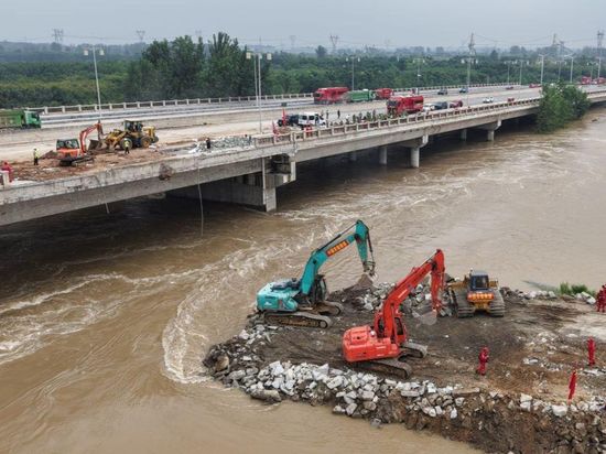 Repair work underway at site of levee breach along Jialu River in China's Henan