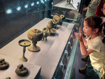 Study tours in museums enrich summer life of children, students in China's Hubei