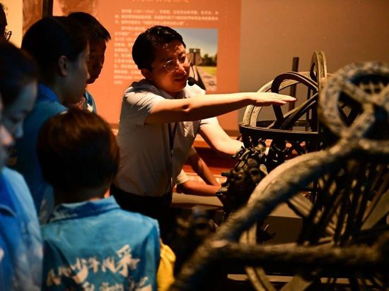 Ancient Chinese astronomical instruments draw museum-goers to cosmic quest