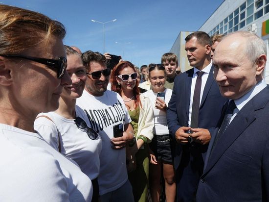What signals does Putin's visit to Iturup island send?