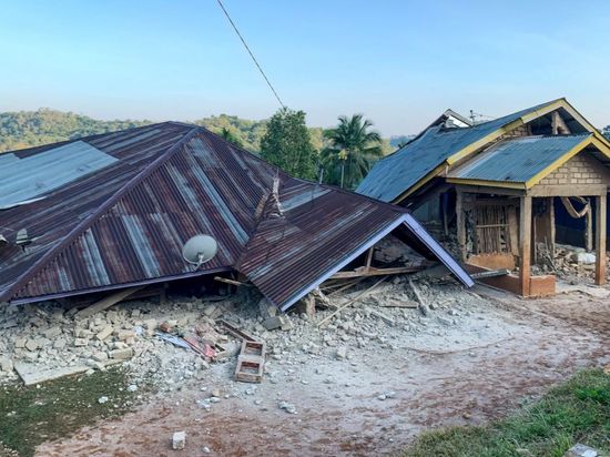 Death toll rises to 2 after magnitude 7.7 quake hits off Indonesia's Flores Island