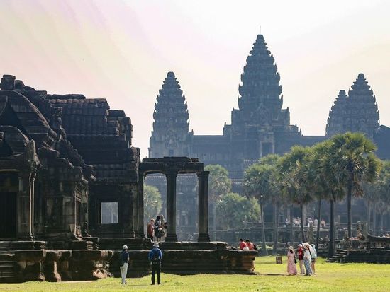 Hundreds cycle to promote green tourism, support underprivileged students in Cambodia