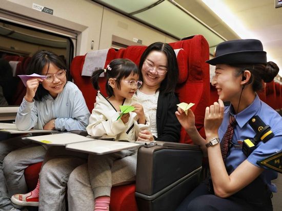 Railway network handles 2.8b passengers, setting new record
