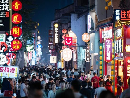 China turns shopping into immersive experience