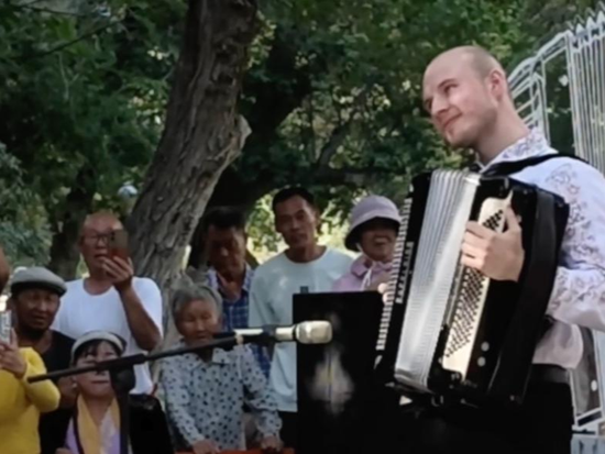 Tacheng's accordion street market brings music to the public