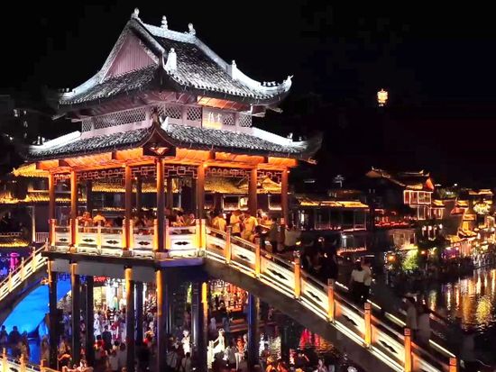 Fenghuang Ancient Town's immersive boat tours boost summer nighttime tourism