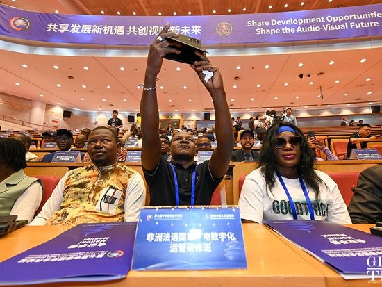 African delegates give thumbs up to China's efforts to narrow the digital divide at media forum