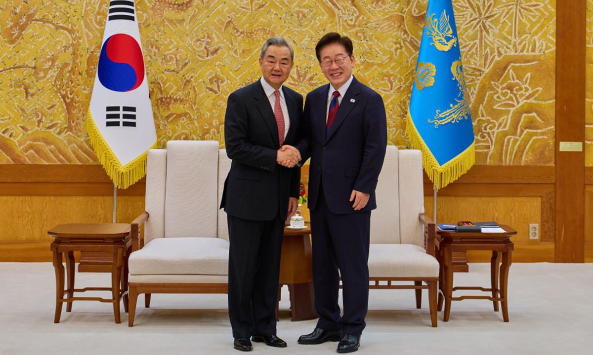 South Korean President Lee Jae Myung meets with Chinese Foreign Minister Wang Yi, also a member of the Political Bureau of the Communist Party of China Central Committee, at Cheong Wa Dae in Seoul, South Korea, Aug. 20, 2026. Photo: Xinhua