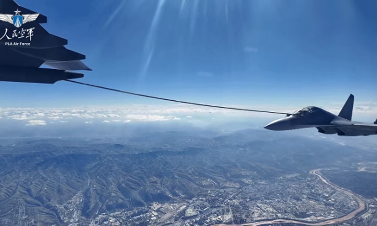 A Chinese PLA Air Force J-16 fighter jet is being refueled in mid-air by a YY-20A aerial refueling aircraft during an intercontinental deployment to Egypt for the Eagles of Civilization 2026 joint training in August 2026. Photo: official WeChat account of the PLA Air Force