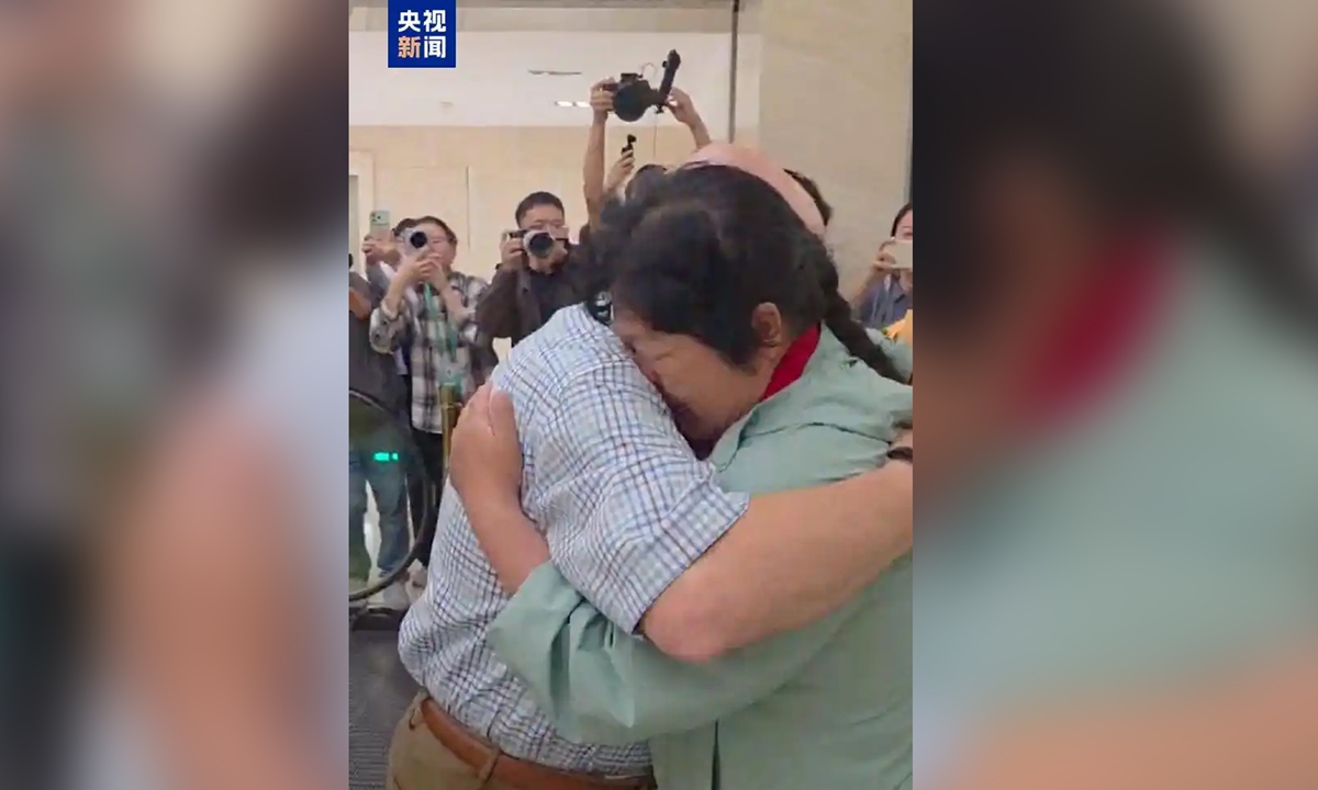 Ronald Sakolsky reunites with and hugs Yin Yuzhen at Ordos Ejin Horo International Airport in north China's Inner Mongolia Autonomous Region on August 23, 2026. Photo: screenshot from CCTV News