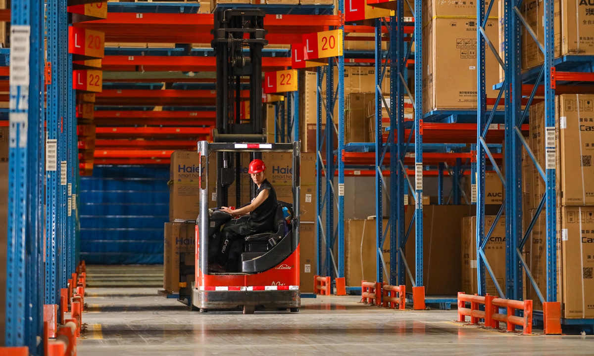 A forklift driver moves packages at a logistics center in Qingdao, East China's Shandong Province on June 18, 2025. China's online sales are being boosted by the consumer goods trade-in program and the 618 shopping festival, as retail sales in May increased by 6.4 percent year-on-year, amounting to 4.13 trillion yuan ($574.81 billion). Photo: VCG