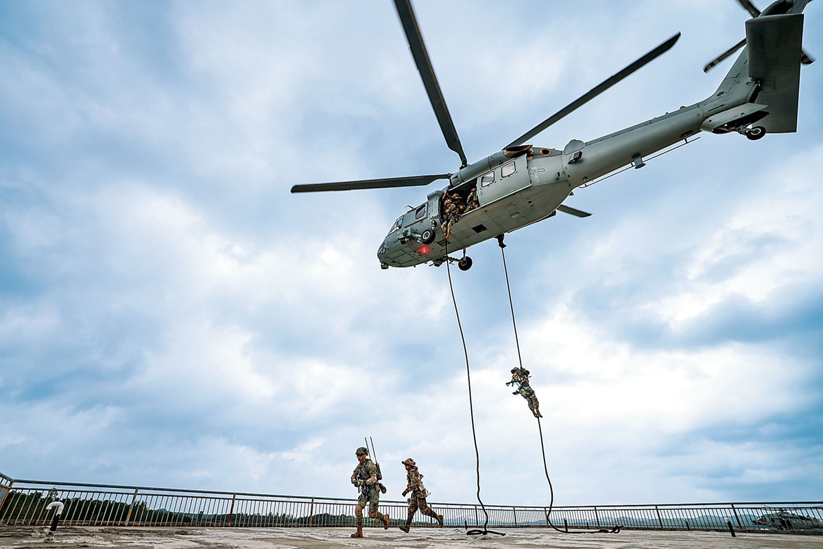 Troops rappel from a Z-20K helicopter during the China-Belarus Swift Eagle 2026 joint training exercise. Photo: Website of China's Ministry of National Defense