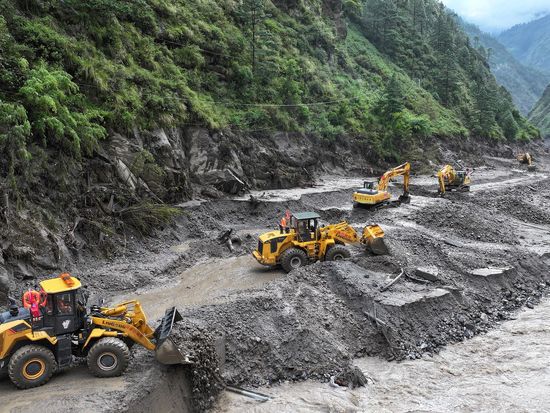Xi chairs CPC leadership meeting on Gyirong County mudslide rescue efforts