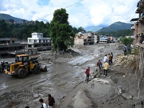 Death toll from Nepal's flood rises to 469 -- police