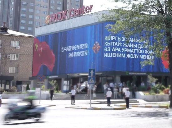 Xi's motorcade passes giant welcome screens