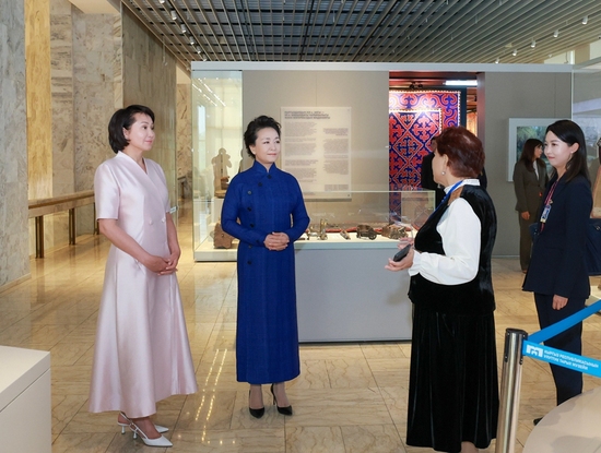 Peng Liyuan visits Kyrgyz national historical museum