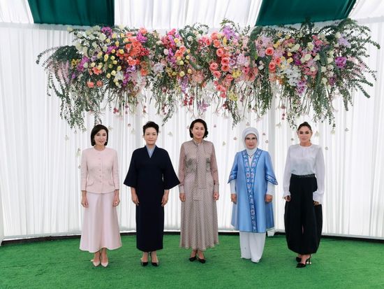 Peng Liyuan attends event for spouses of leaders during SCO summit