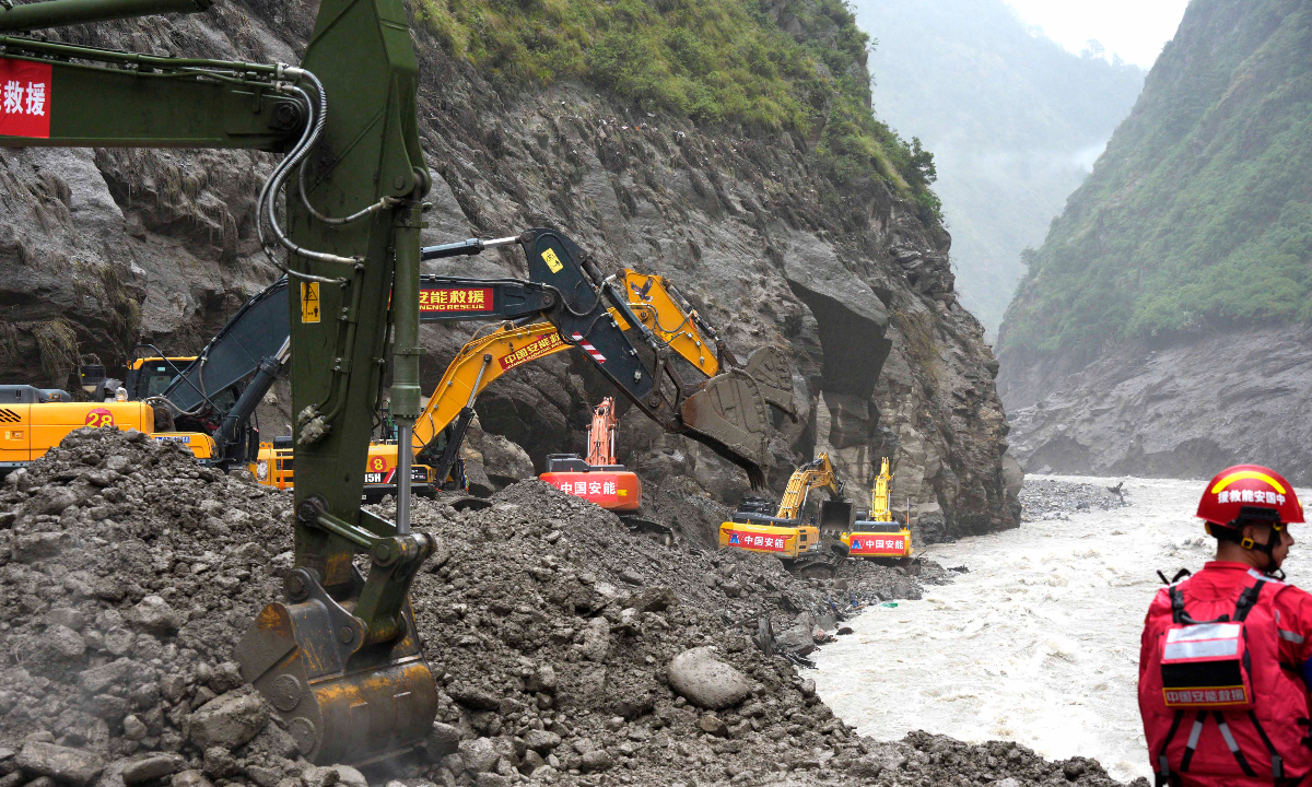 A member of the Xizang Fire and Rescue Corps conducts emergency rescue operations at Gyirong Port on the China-Nepal border in Southwest China's Xizang Autonomous Region on August 29, 2026. Photo: IC