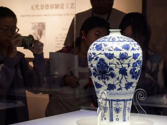 Jingdezhen's blue-and-white porcelain keeps craftsmanship, cultural exchanges alive