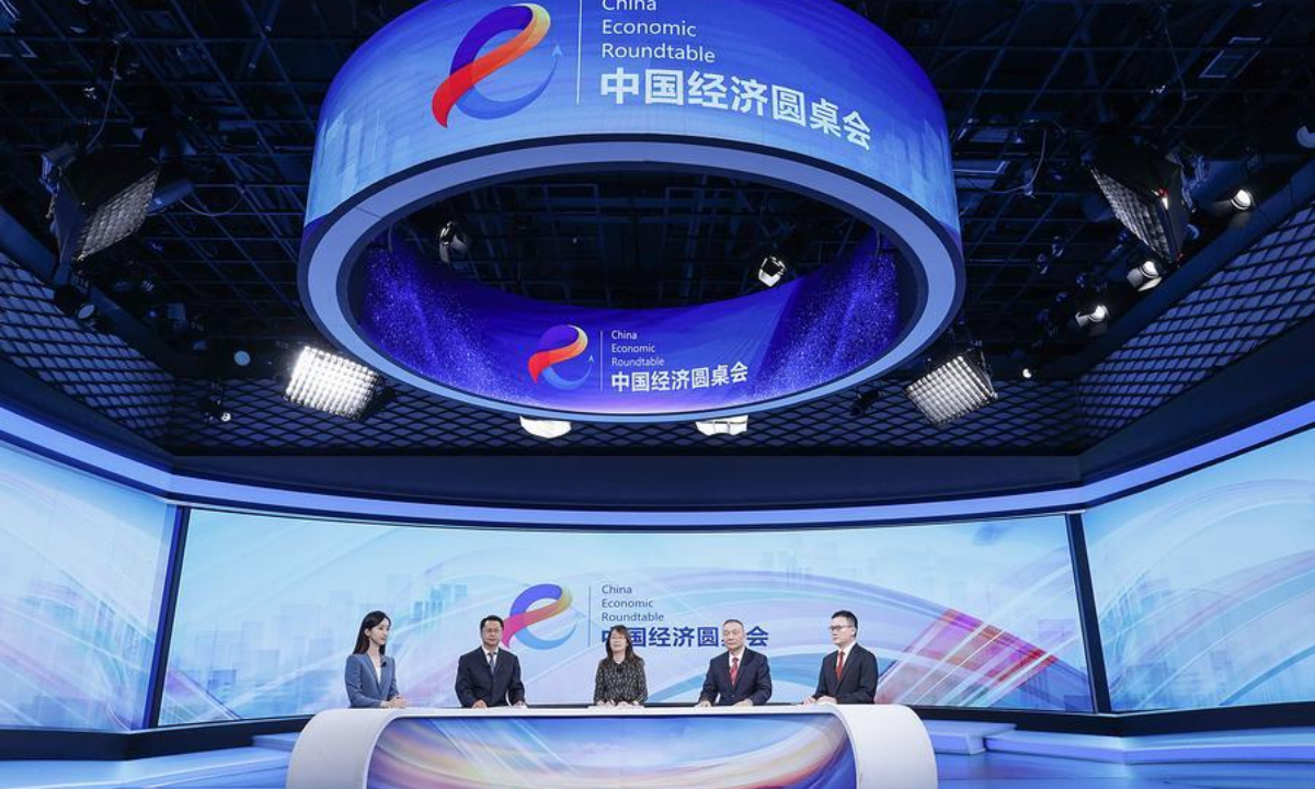 Guests attend the 35th episode of China Economic Roundtable, an all-media talk show hosted by Xinhua News Agency. (Xinhua/Zhang Yuwei)