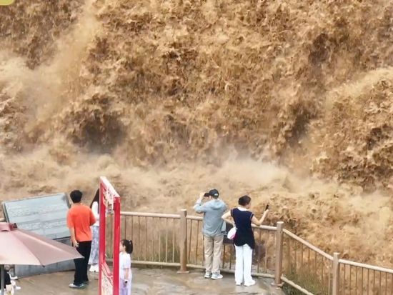 Hukou Waterfall roars to life with autumn floodwaters