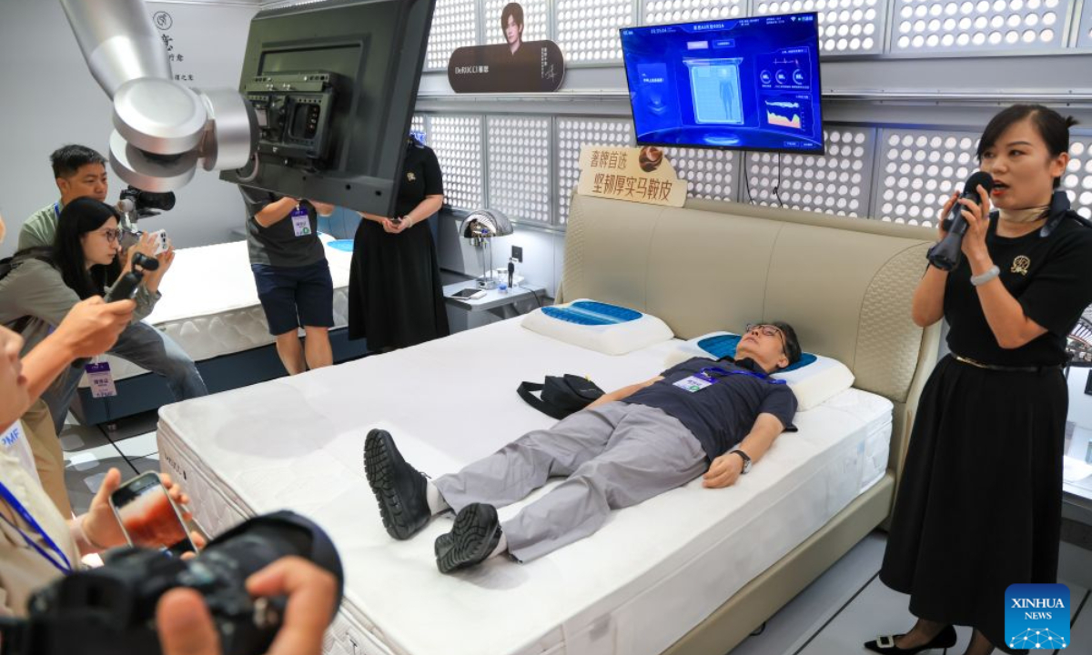A guest experiences an AI mattress at DeRUCCI 5G Smart Gigafactory in Dongguan, south China's Guangdong Province, Sept. 3, 2026. (Xinhua/Mao Siqian)