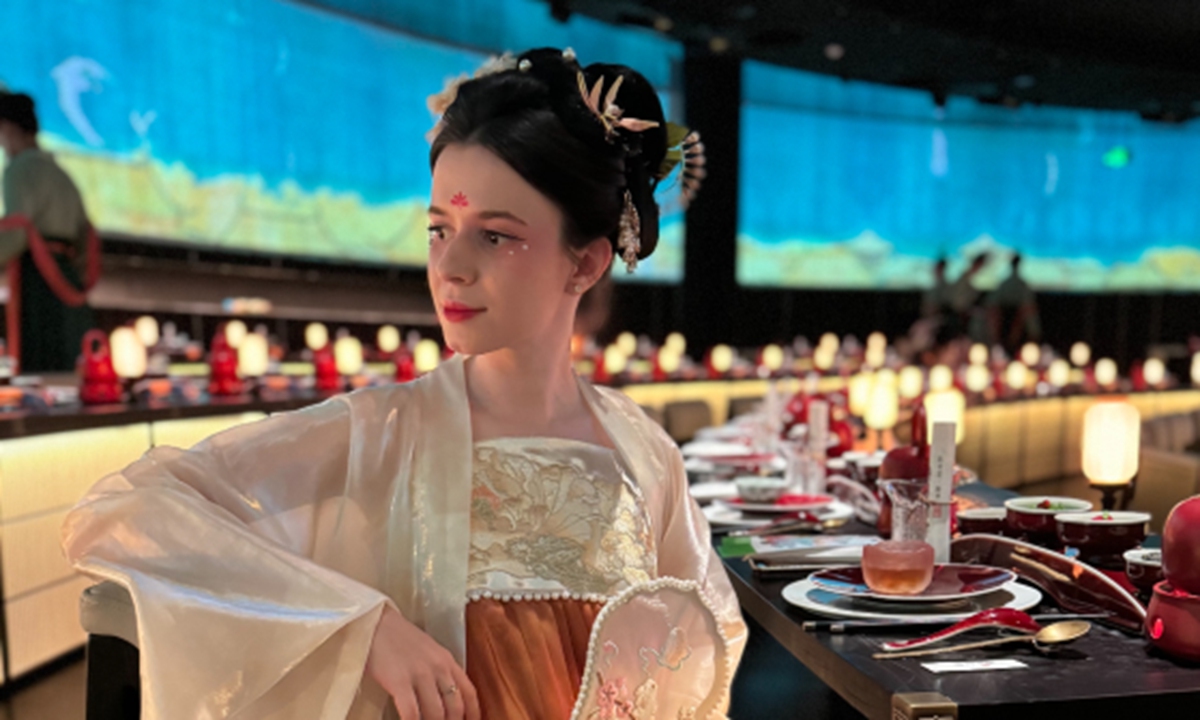 A foreign tourist in traditional Chinese clothes dines at a Chinese imperial-style banquet restaurant in Beijing. Photo: Courtesy of a Beijing restaurant